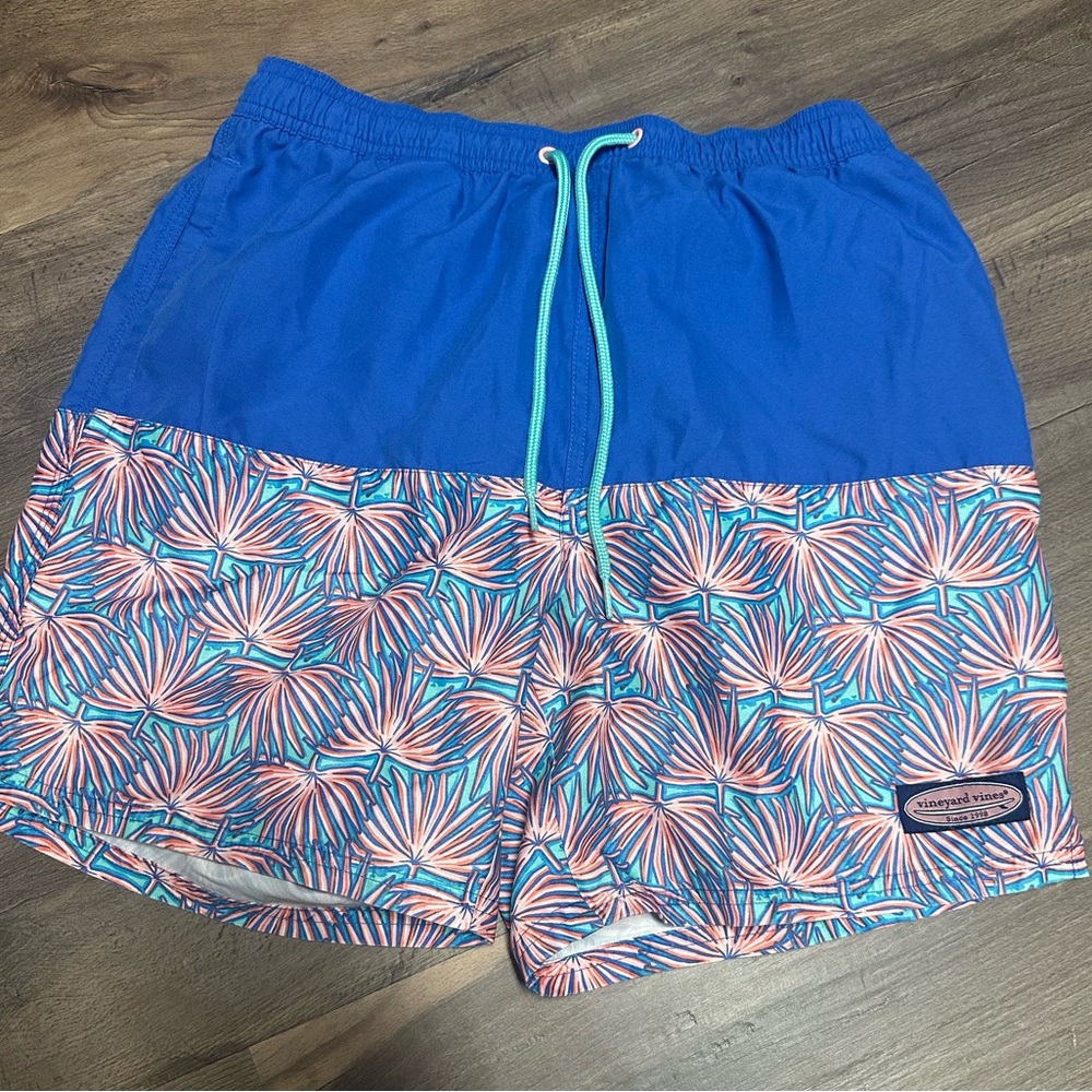 Vineyard Vines Men's Fan Palm Pieced Chappy Trunks – Capri Blue (Size S)